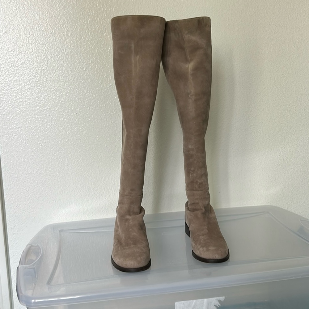 Beautiful Stuart Weitzman knee high suede boots